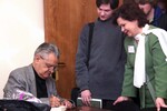 Писатель Фазиль Искандер передает в дар свою книгу для читателей Научной библиотеки ПетрГУ