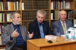 Слева направо: писатель В.С. Маканин, главный редактор журнала «Вопросы литературы» И. О. Шайтанов, поэт М.В. Тарасов